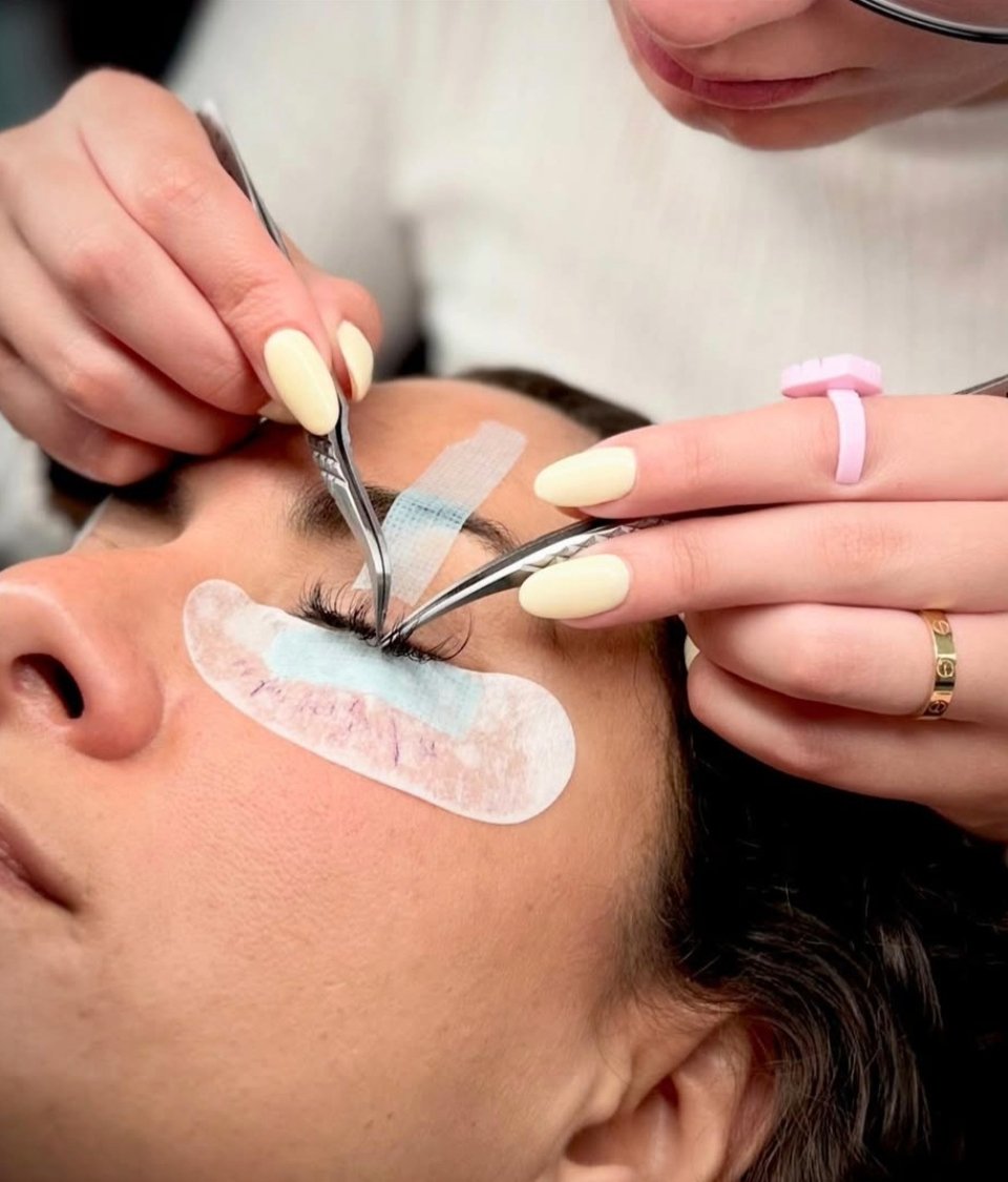 Close-up lash extension application